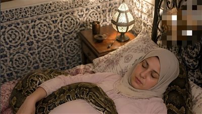 تنام إمرأة حامل 