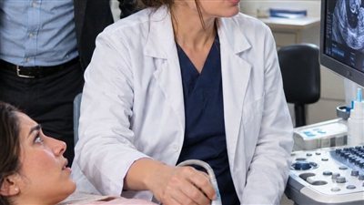 اخدت مراتى تكشف على حملها لزهرة الربيع 